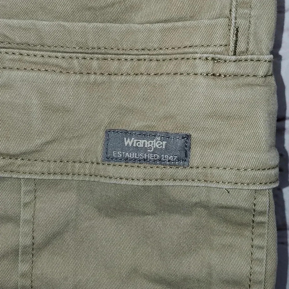 Wrangler Cargo Utility Khaki Men's Shorts Size 38 - Picture 6 of 16